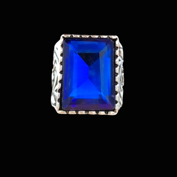 Jewelry - 💎Gorgeous blue sapphire glass ring with floral band
